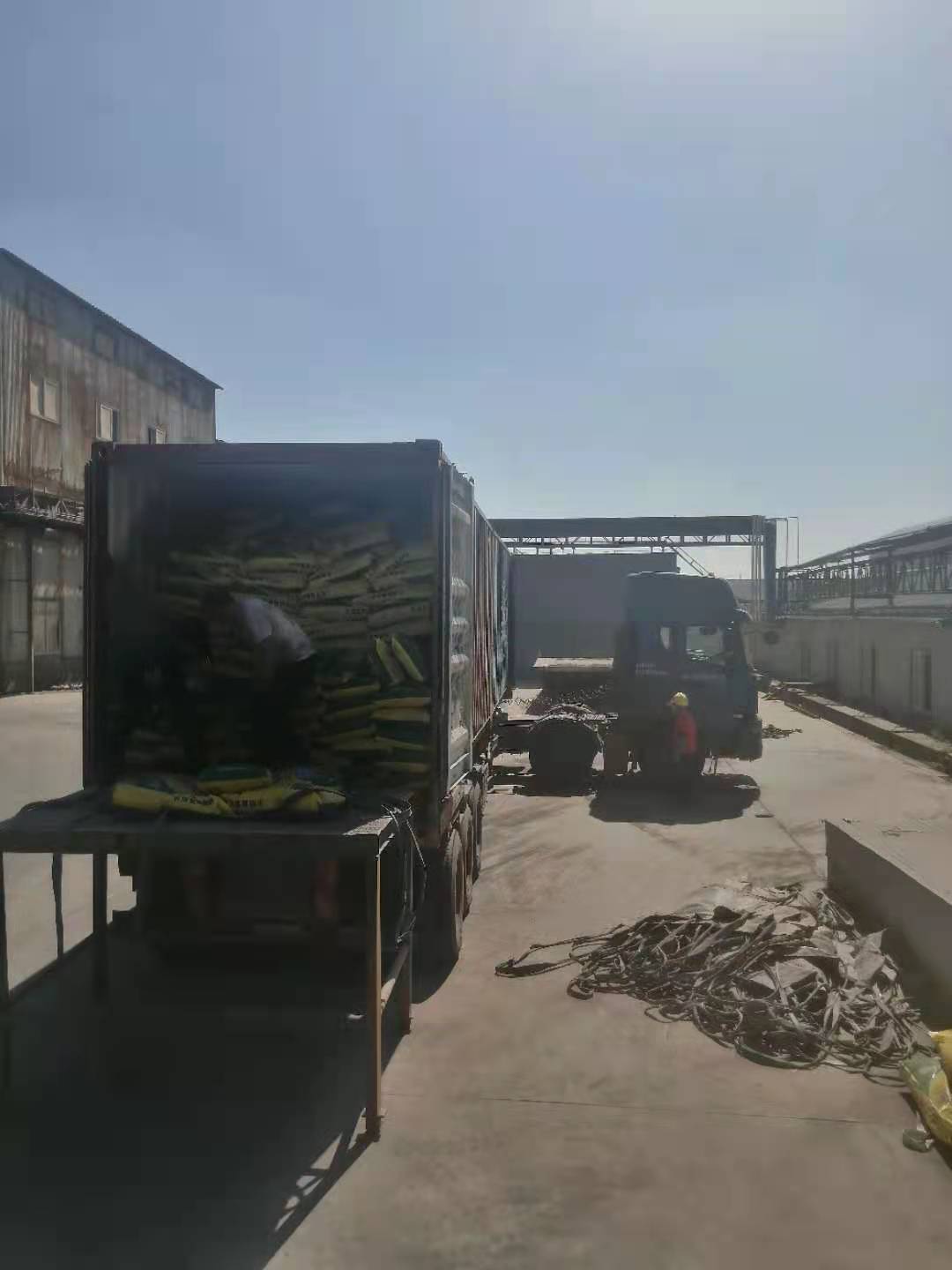 正在裝集裝箱海運發往福建的煙草專用肥，煙草專用肥發貨啦