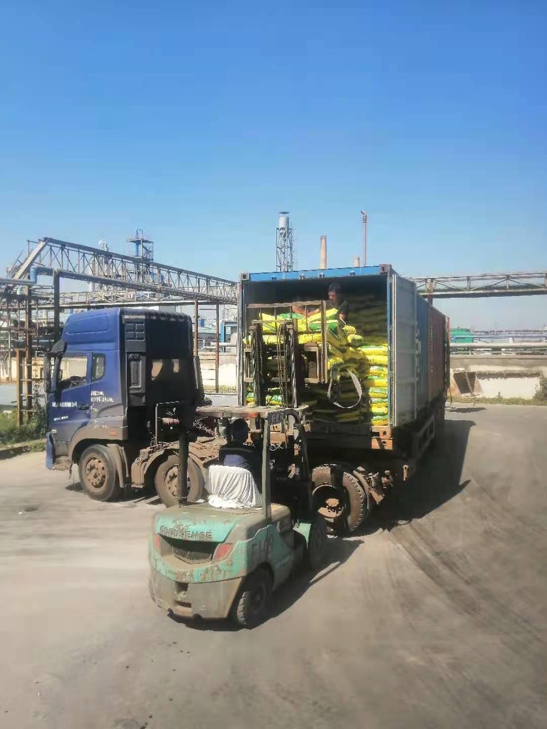正在裝集裝箱海運發往福建的煙草專用肥，煙草專用肥發貨啦